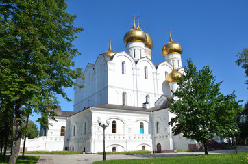 Fototapeta na wymiar Успенский собор в Ярославле