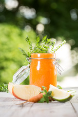 Smoothie ACE mit grünem Hintergrund