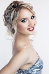 Naklejka premium Portrait of a beautiful woman with bright makeup
