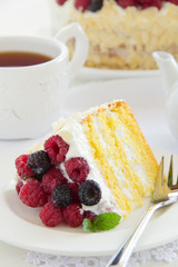 Sponge cake with cream and raspberries.