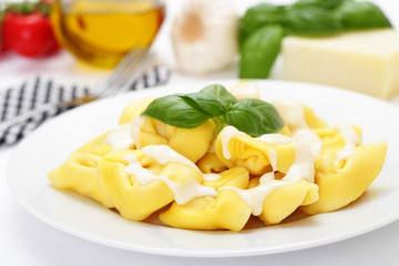 Tortellini with cheese sauce - Tortellini mit Käse-Sauce