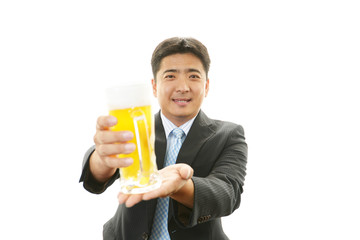 ビールを飲む笑顔のサラリーマン