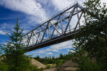Fototapeta na wymiar Stary most kolejowy niebieski z nieba z chmurami strzał z lo