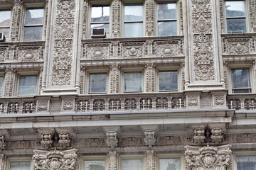 Façade sculptée ancienne en pierre, New York