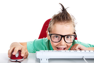 Junge mit riesen Brille hinter Tastatur und PC Maus witzig Porträt