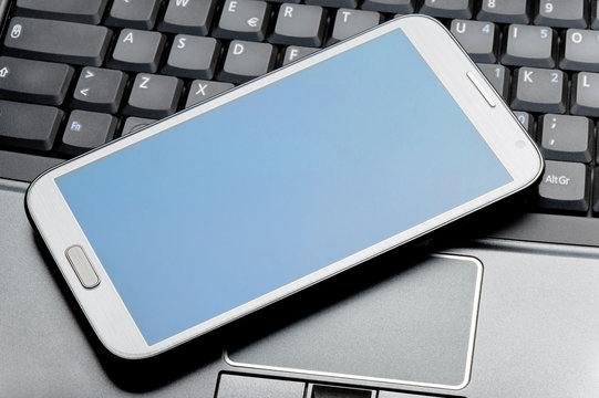 Primo piano di un phablet sul laptop