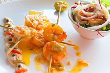 brochettes de crevettes et bol de salade