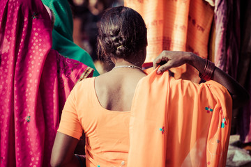 Femmes avec des saris colorés à Varanasi, en Inde.
