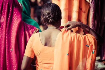 Stoff pro Meter Frauen mit bunten Saris in Varanasi, Indien. © Curioso.Photography