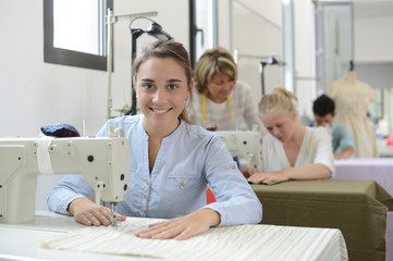 Obraz premium Student girl in training class working on sewing machine