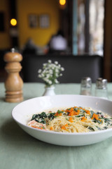 Spaghetti cream spinach prawns