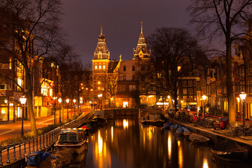 Fototapeta na wymiar Amsterdam w godzinach wieczornych. Zobacz w Rijksmuseum