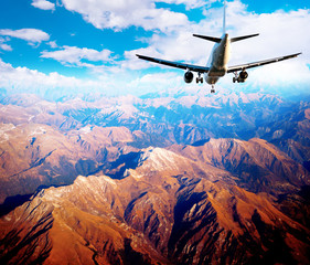 Fototapeta na wymiar Samoloty w górski krajobraz