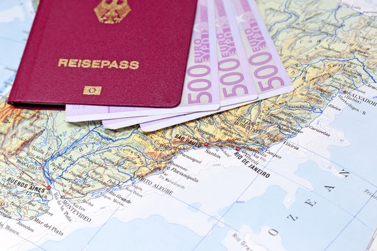 Reisepass mit Euro Scheinen auf Südamerika Karte