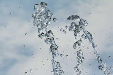 Wasser spritzt dynamisch Tropfen in die Luft