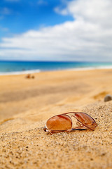 Fototapeta na wymiar sonnenbrille strand