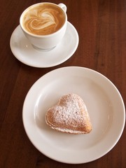 ハート型ラテアート　カフェたてとスイーツ