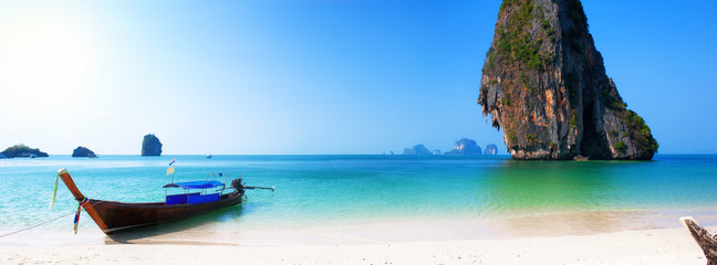 Fototapeta Travel boat on Thailand island beach. Tropical coast Asia landsc obraz
