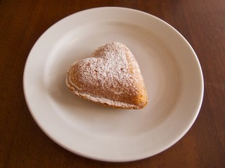 カフェでスイーツ　ハート型ケーキ