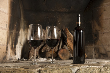 Copas de vino y botella de vino tinto, mano, brindis