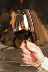 Copas de vino y botella de vino tinto, mano, brindis