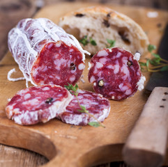 Salami aufgeschnitten
