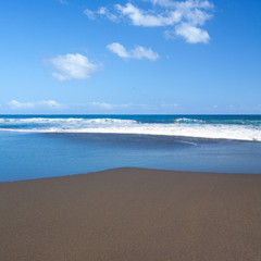 Fototapeta na wymiar plage de sable noir, Etang-Salé, Réunion