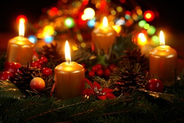 Advent wreath with silver ribbons.