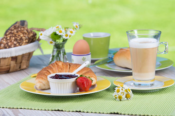 frühstück mit croissant und latte macchiato