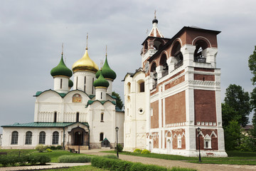 Fototapeta na wymiar Bell tower and the Spaso-Preobrazhensk y Cathedral in Suzdal