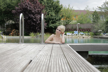 Pool Frau Wellness Entspannung