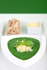 Spinat-Käsesuppe mit Basilikum und Baguette