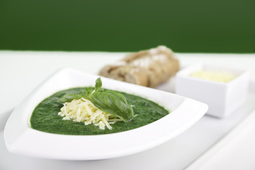 Spinat-Käsesuppe mit Basilikum und Baguette