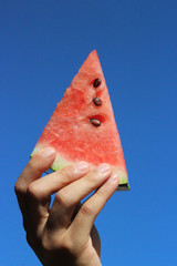 watermelon in hands スイカ 夏の思い出