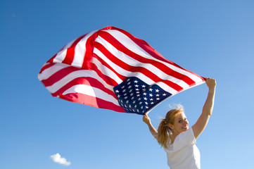 Frau mit USA-Fahne