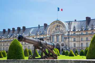 Les Invalides, Paris, France. A historic cannon - obrazy, fototapety, plakaty