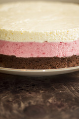 Torta de chocolate frutilla y crema helada, mousse, postre dulce