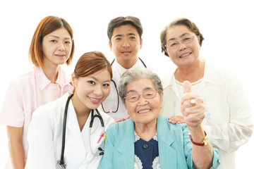 笑顔の高齢者と医療スタッフ