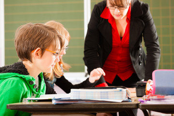 Schulkinder und Lehrerin lernen an der Schule