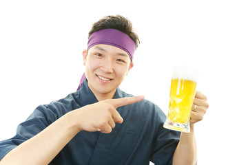 ビールジョッキを持つ寿司職人