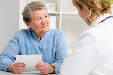 Patientin spricht mit Hausarzt