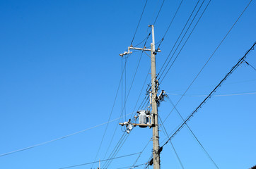 電柱と送電線