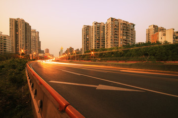 Obraz premium View dusk urban night traffic on the highway