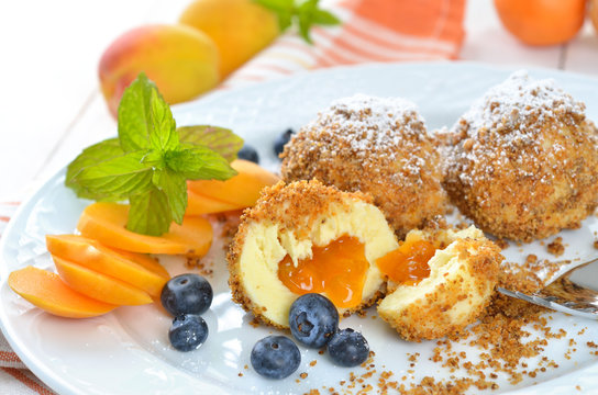 Marillenkn&ouml;del mit Blaubeeren