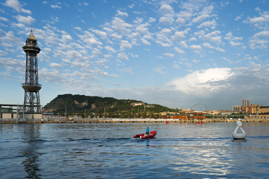 Barca entrando en el Port Vell. Barcelona.