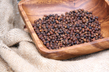 schwarze pfefferkörner
