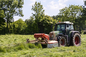 Heuernte, Traktor mit Frontmäher © Reinhard Tiburzy