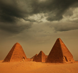 Fototapeta na wymiar Piramida w Sudanie
