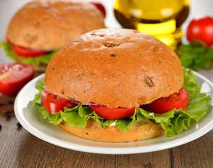 Vegetarian burger with vegetables