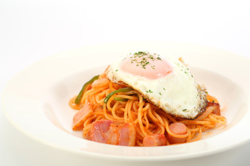 目玉焼きのせナポリタン